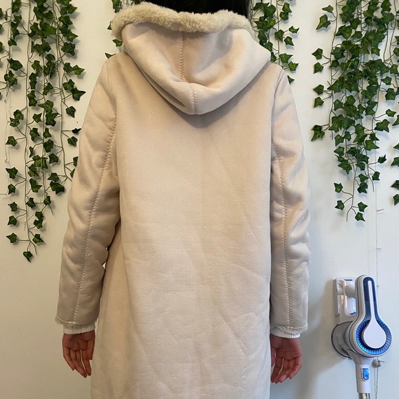 Beige color faux fur coat. - Picture 4 of 6